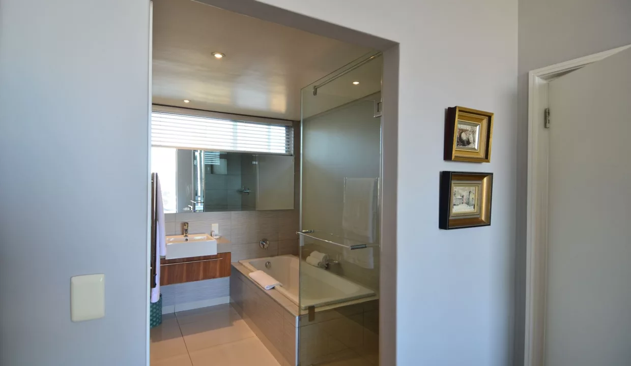 410 Harbour Bridge Cape Town Water Front Yuppiestay Accommodation (7)