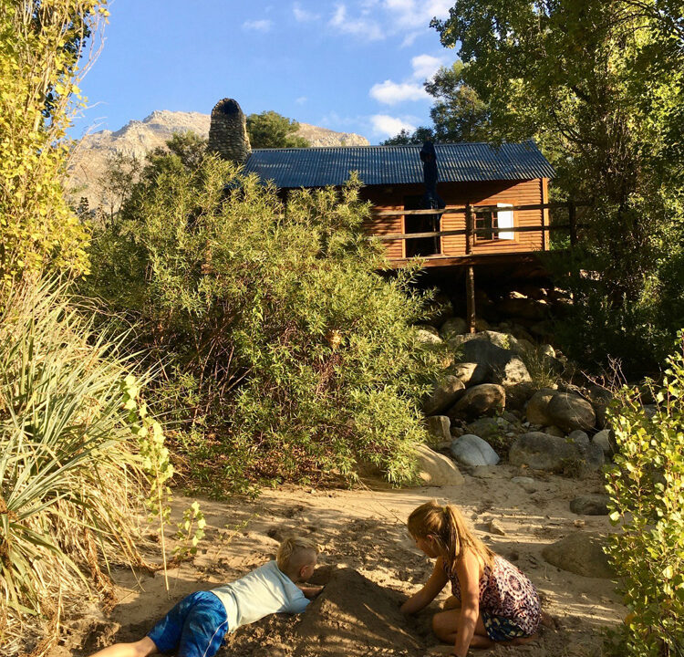 kids-playing-in-sand